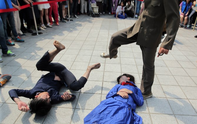  실감나는 꽃제비 연기                                                                                                                                                                             