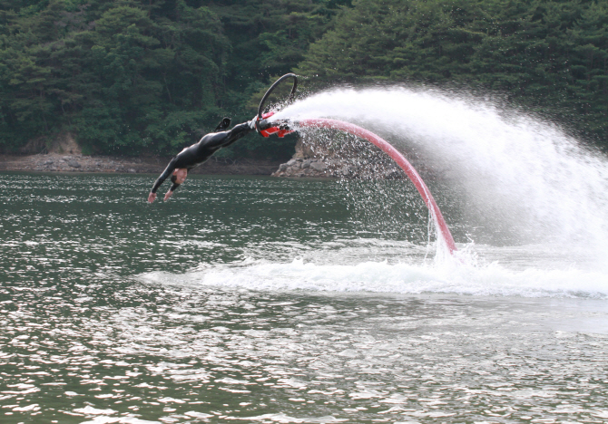 플라이보드를 타며