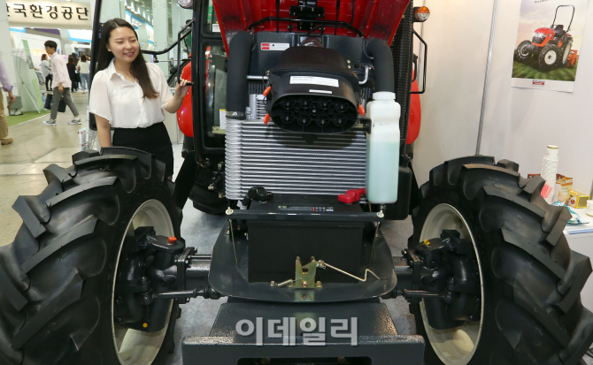 [포토]친환경 그린엔진 장착한 트랙터