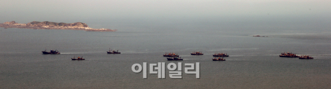 [포토]연평도 북측 석도 인근 해안에서 조업 중인 중국어선들