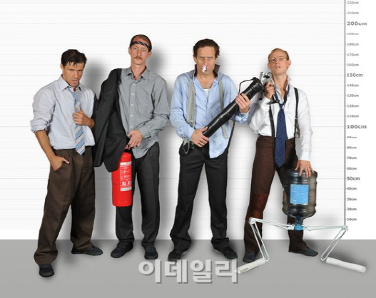 복사기 앞 터미네이터…세계 '미생' 위한 퍼포먼스