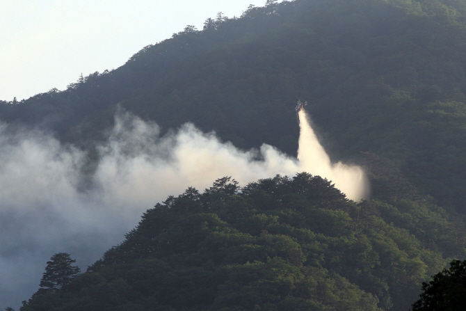 설악산 백담사 인근서 산불..3시간여만에 큰 불길은 잡아