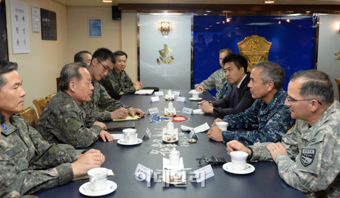 [포토]서애 류성룡함에서 환담 나누는 최윤희 합참의장-해리 해리스 美 태평양사령관