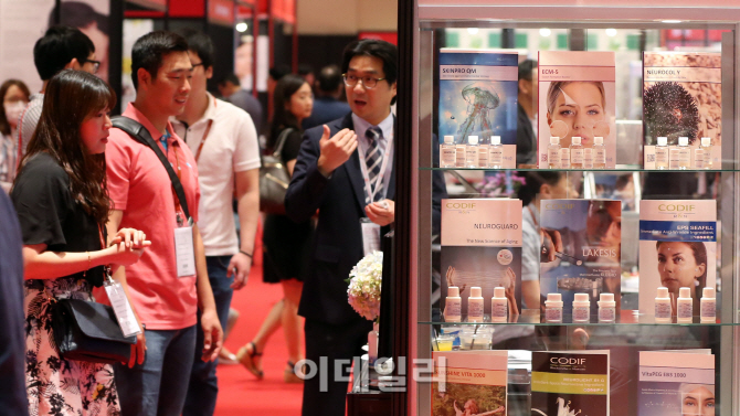 [포토]화장품 원료 관련 산업 전시 인코스메틱스 코리아