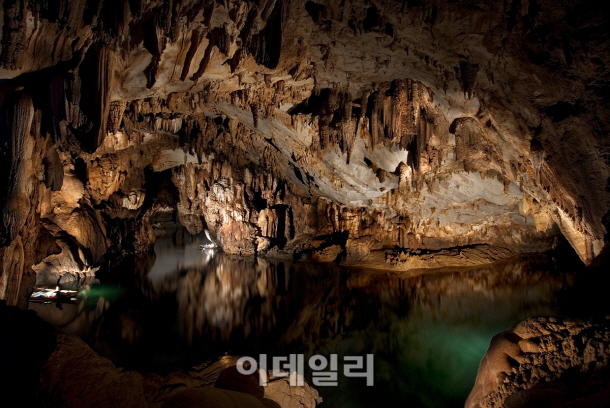  동굴 속 흐르는 강따라 '원시로의 여행'