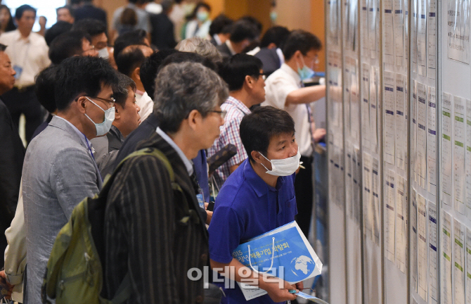 "중장년 채용기업 박람회에서 제2의 인생 설계하세요"