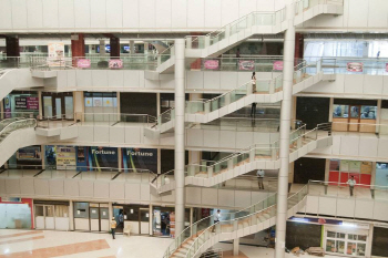 `개발 붐` 불었던 印 쇼핑센터 `텅텅 비어`…"돈 쓸 사람 없다"