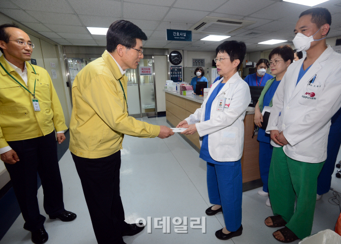 [포토]국립중앙의료원 방문한 황교안 총리