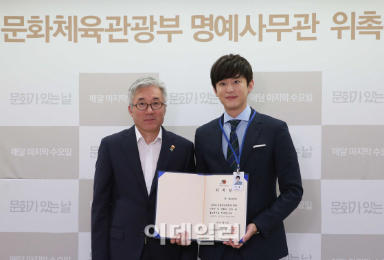 [포토] 김종덕 장관, 권율 문체부 명예사무관에 위촉장 수여