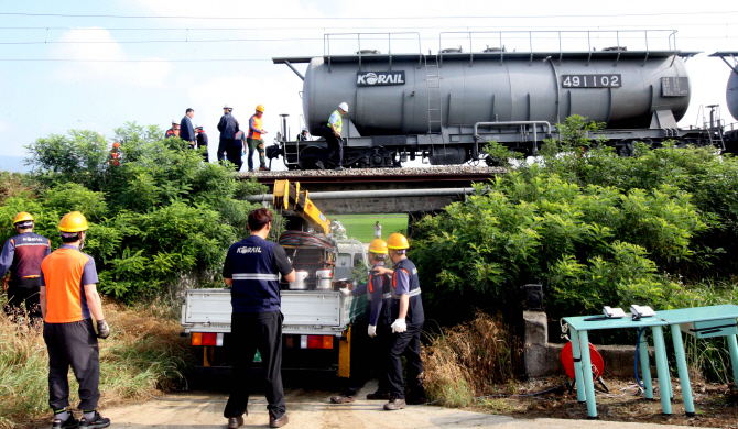  열차복구하는 코레일 관계자들                                                                                                                                                                     