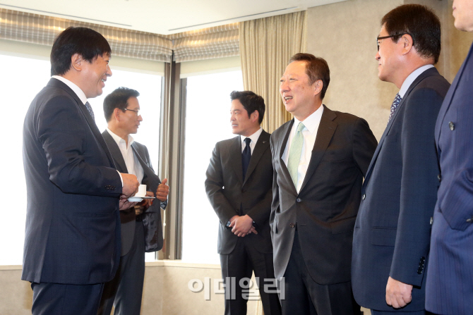 [포토]대한·서울상의 회장단과 이야기 나누는 박용만 대한상의 회장