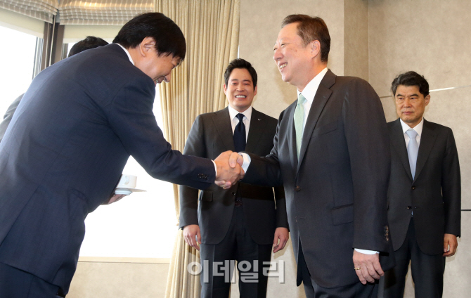 [포토]대한·서울상의 회장단과 인사 나누는 박용만 대한상의 회장