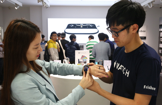 [포토] '애플워치' 한국 판매 시작