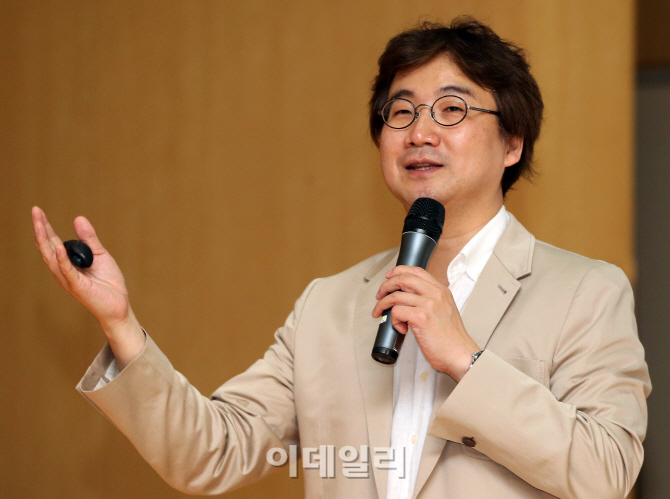 [포토]윤대현 교수, 'KG 지식콘서트'에서  '마음 성공'이란 주제로 강연
