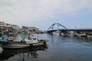  "고향 그리운 아바이들 어여 오시라요"