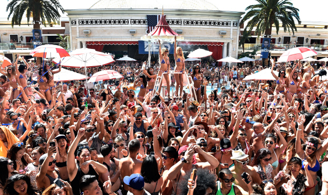 클럽 가득 매운 인파                                                                                                                                                                               