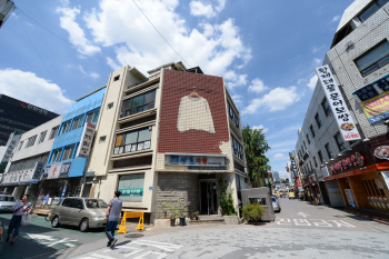  낭만·추억 품은 골목시계는 거꾸로 흐른다
