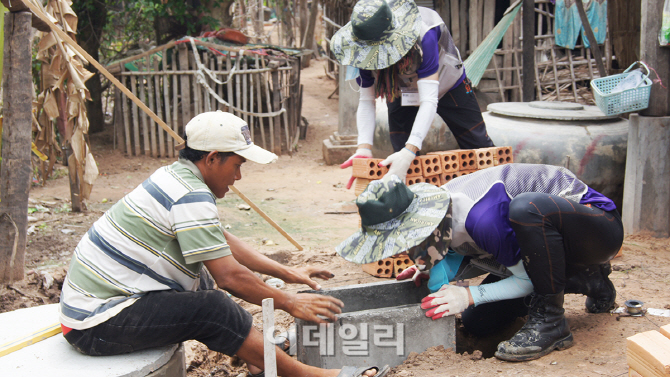 [포토]건국대 성신의 해외봉사단 캄보디아서 ‘사랑의 집짓기’