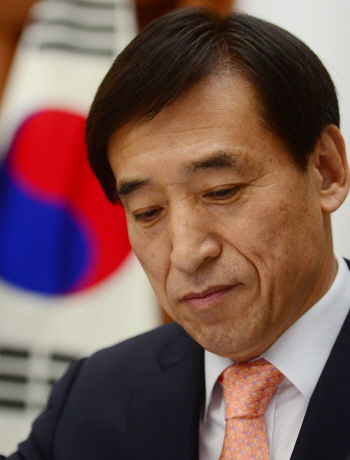 이주열 "2.8% 일시적인 영향..내년 3%대 전망"