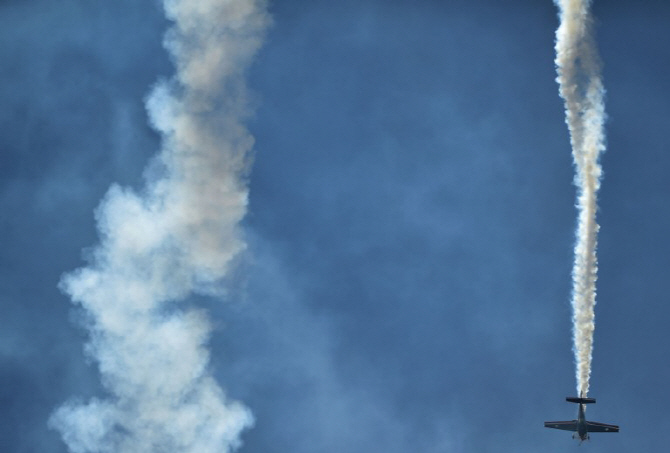  `공중 유턴?` 연기 뿜으며 곤두박질 치는 비행기                                                                                                                                                    