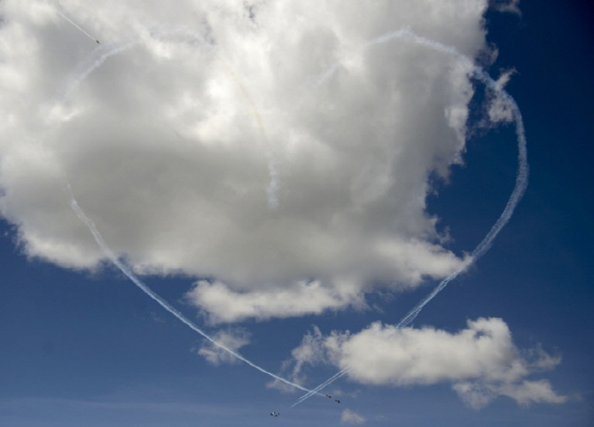 두 대의 비행기가 하늘에 그린 사랑                                                                                                                                                                 