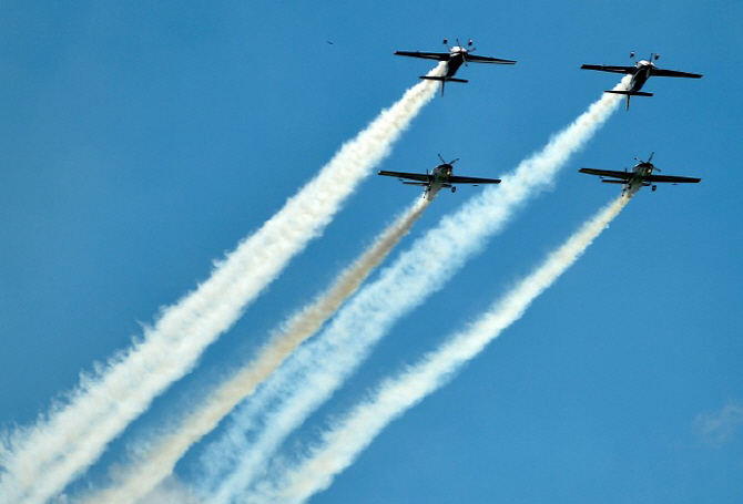  칠레 에어포스 알코네스와 엑스트라 300의 곡예 비행                                                                                                                                                