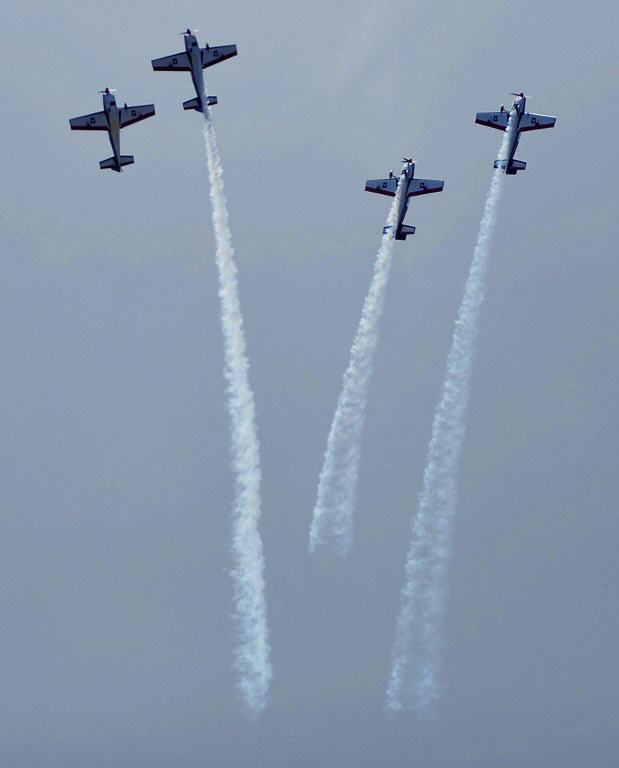  땅에서 하늘로 튕겨나가는 듯한 비행기들                                                                                                                                                           