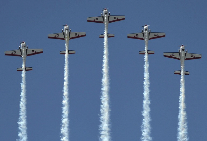  하늘로 수직 상승하는 다섯 대의 비행기                                                                                                                                                            