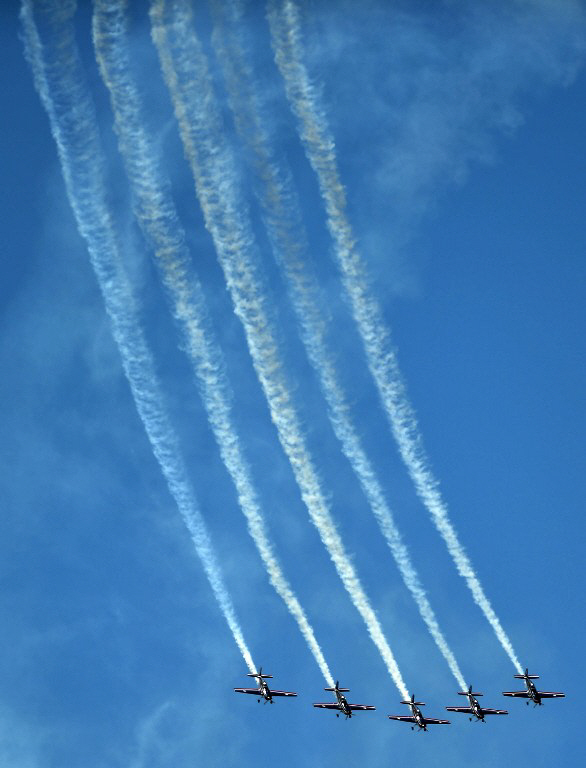  하늘에 나란히 다섯줄 그리며 내려오는 비행기                                                                                                                                                      