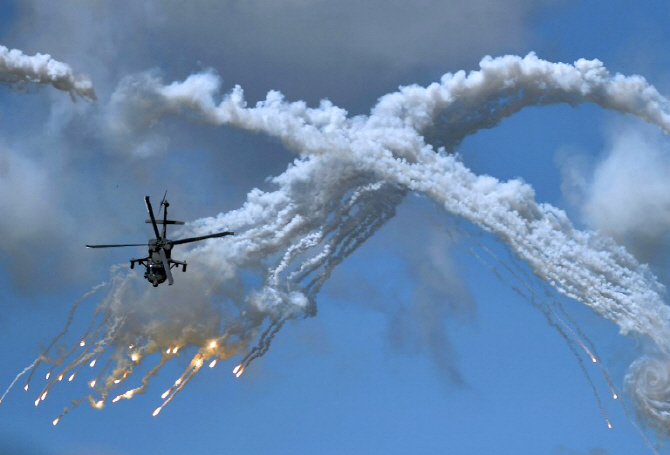  블랙호크-아르피아 헬리콥터의 살벌한 에어쇼                                                                                                                                                       