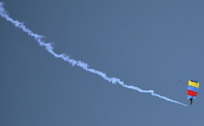 `위험한 상황?`.. 아찔한 낙하산 묘기                                                                                                                                                               