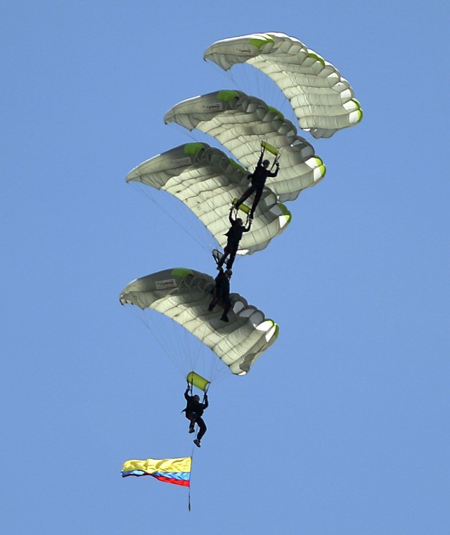  낙하산이 꼬리에 꼬리를 물고.. 하늘에 생긴 계단?                                                                                                                                                  