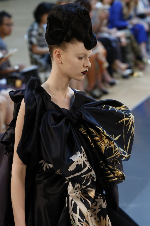  볼륨감 넘치는 먹색 드레스에 금빛 그림                                                                                                                                                            