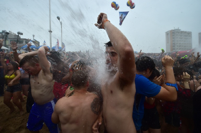  쏟아지는 물 폭포에 흠뻑.. 보령머드축제                                                                                                                                                           