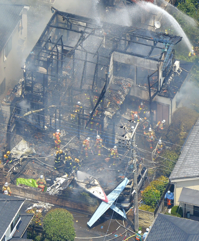 도쿄 주택가에 경비행기 추락..3명 사망
