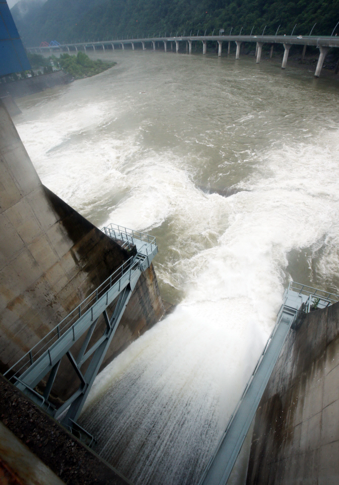 [포토] 북한강 수계 댐 수위조절…춘천댐 수문 방류