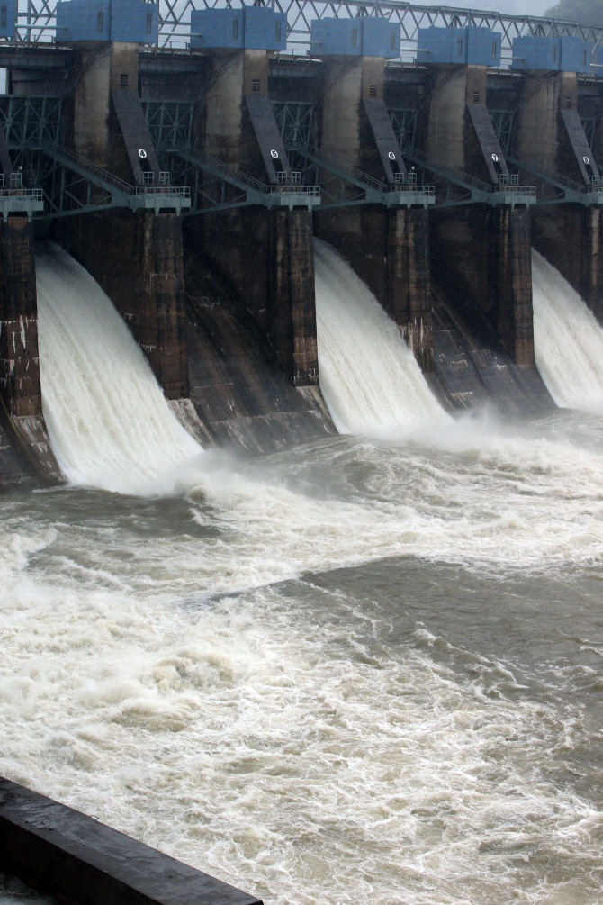 [포토] 북한강 수계 댐 수위조절…춘천댐 수문 방류