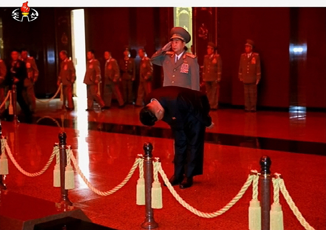 [포토] 북한 김정은, 전승절 맞아 금수산태양궁전 참배