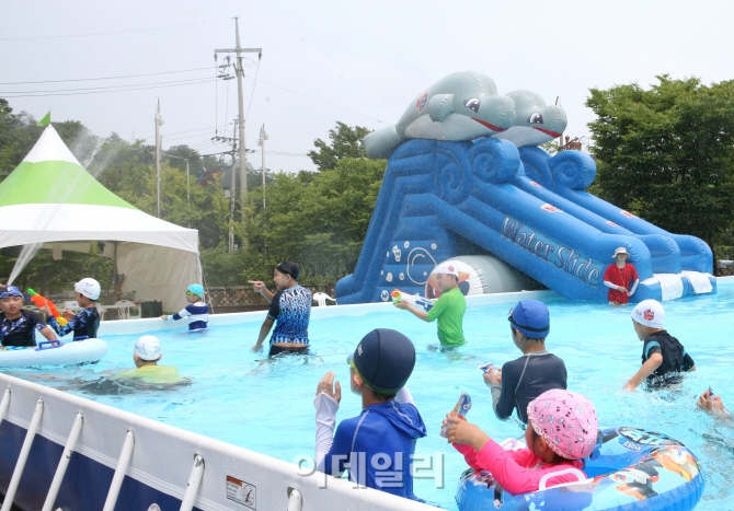 [포토]㈜농협유통, 양재하나로클럽 ‘하나로 어린이 수영장’ 무료 개장-3