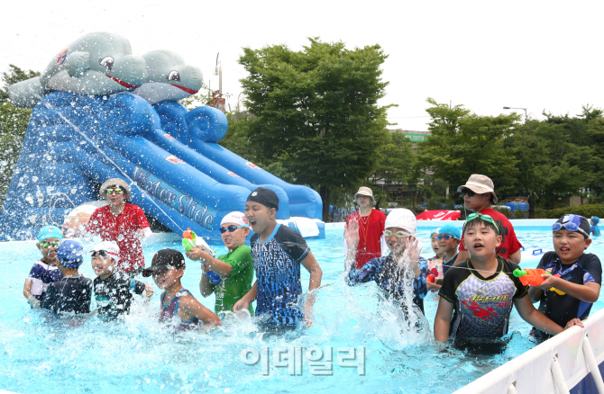 [포토]㈜농협유통, 양재하나로클럽 ‘하나로 어린이 수영장’ 무료 개장-8