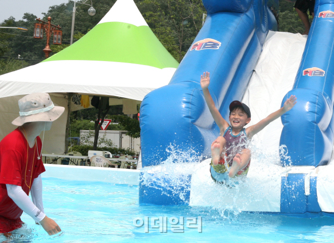 [포토]㈜농협유통, 양재하나로클럽 ‘하나로 어린이 수영장’ 무료 개장-9