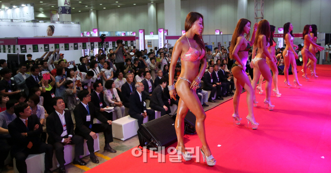 [포토]눈길 사로잡는 섹시 모델들