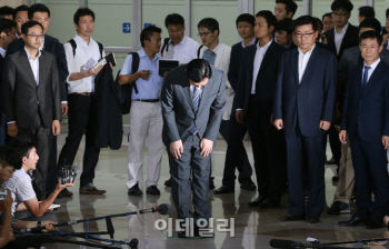 신동빈 회장 입국..신동주 전 부회장은 부인 먼저 출국(상보)