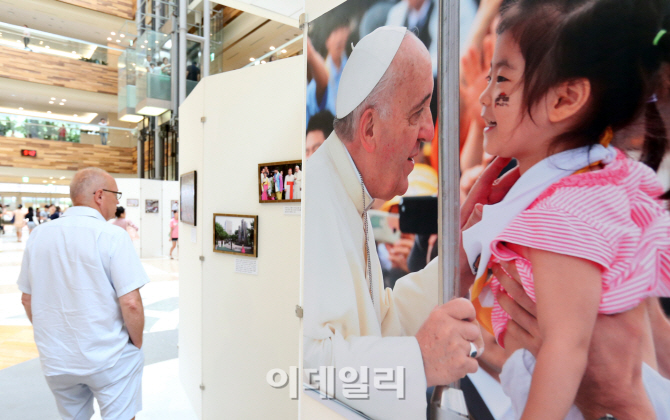 [포토]프란치스코 교황 방한 1주년 특별사진전 살펴보는 외국인