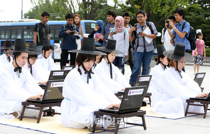 [포토]디지털 과거시험이 신기한 외국인들