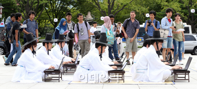 [포토]디지털 과거시험장에 몰려든 외국인들