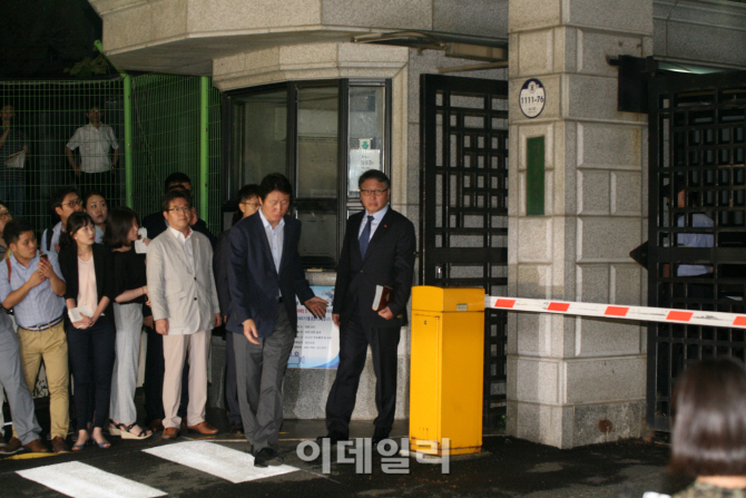 [포토] 2년 7개월만에 의정부 교도소를 나서는 최태원 SK회장