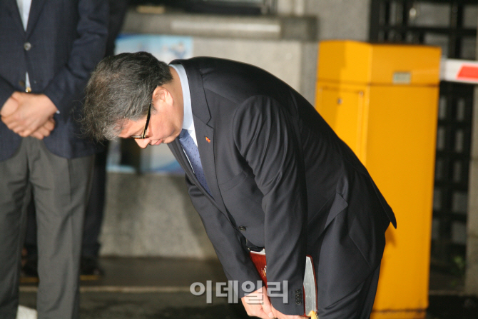 성경책 손에 쥔 최태원 회장 "국민들께 송구..경제발전 위해 노력"