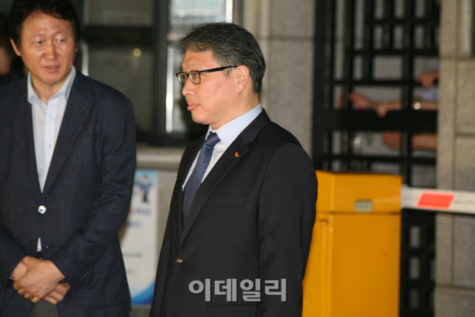 최태원 SK 회장 "에너지·통신·반도체에 일단 역점 둘 것"