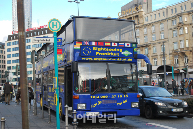 [포토]서경덕 교수, 전 세계 태극기 오류수정 캠페인-1